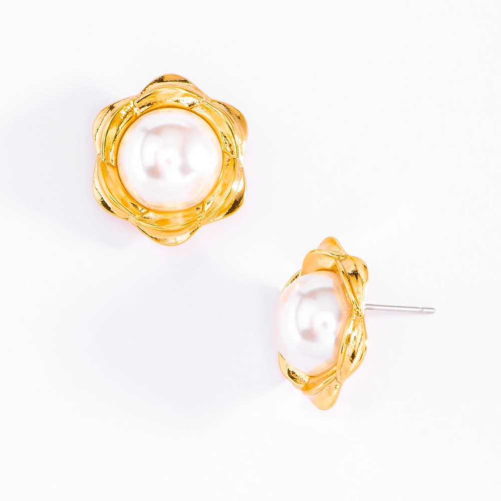 GOLD PLATED POST EARRINGS WITH CREAM TONE PEARL